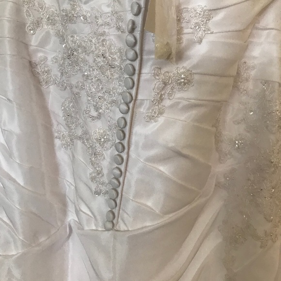 Brand new never been worn David’s Bridal dress - Picture 5 of 8